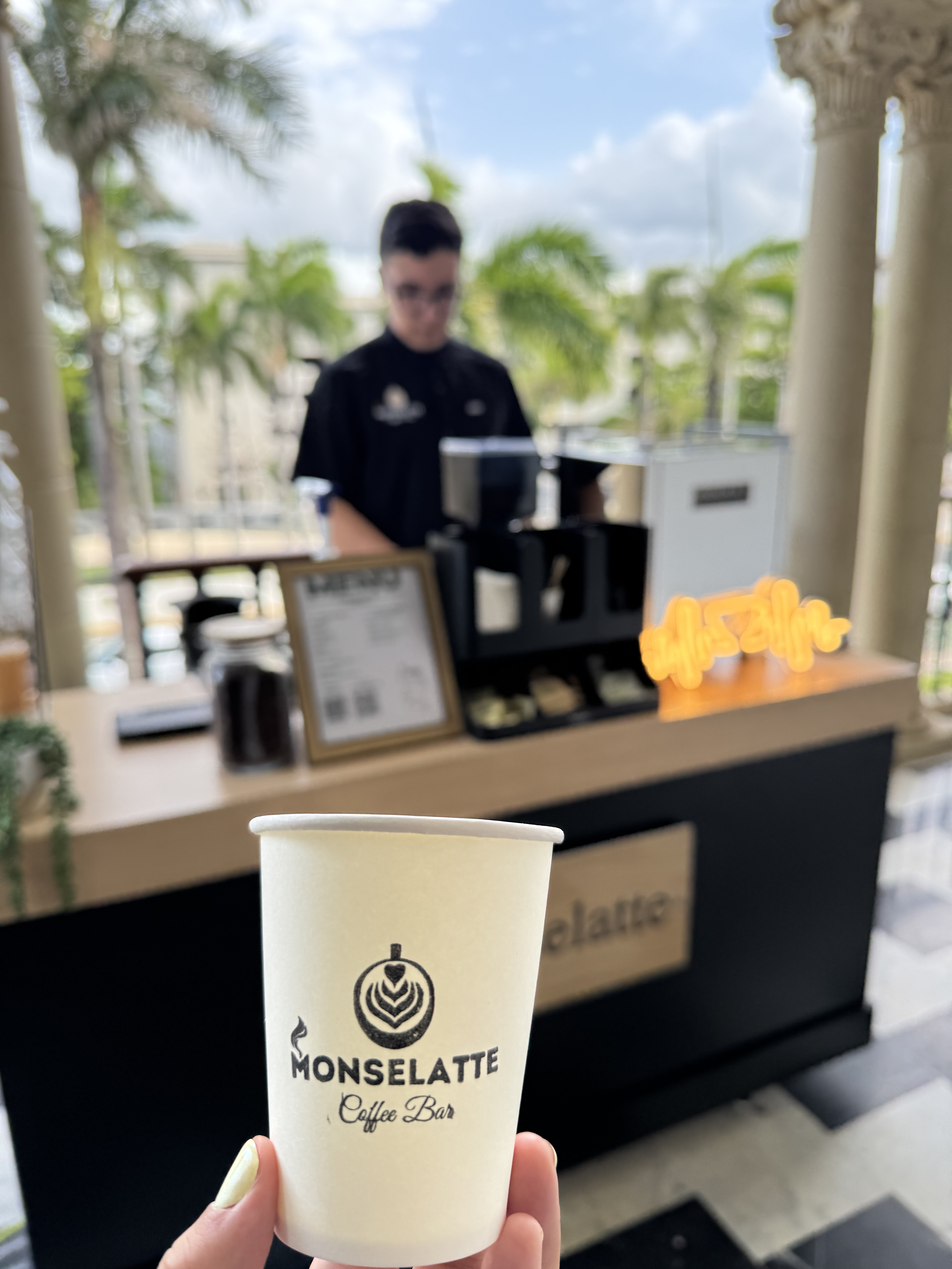 Detalle de latte art y equipo profesional